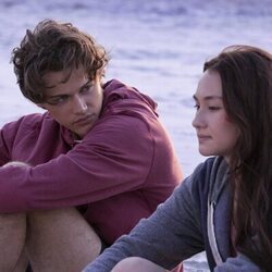 Lola Tung y Christopher Briney en la temporada 1 y el capítulo 01 de 'El verano en que me enamoré'