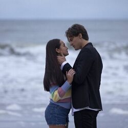 Lola Tung y Christopher Briney en 1x07 titulado 'Amor de verano' de 'El verano en que me enamoré'