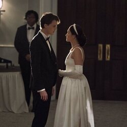 Foto de Lola Tung y Christopher Briney en el 1x07 de 'El verano en que me enamoré'