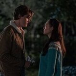 Lola Tung y Christopher Briney en el 2x01 de 'El verano en que me enamoré'