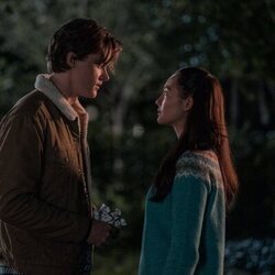 Lola Tung y Christopher Briney en el 2x01 de 'El verano en que me enamoré'