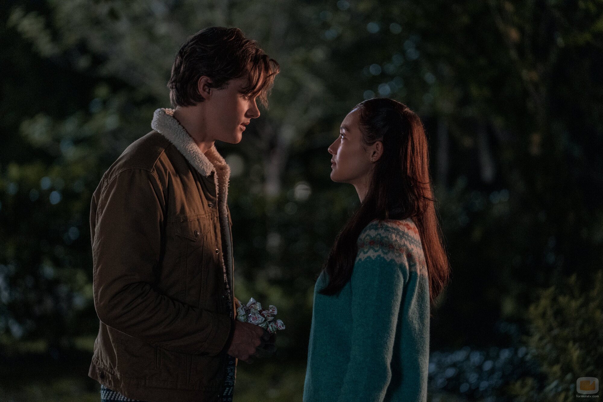 Lola Tung y Christopher Briney en el 2x01 de 'El verano en que me enamoré'