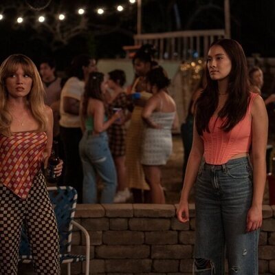 Lola Tung y Rain Spencer en la temporada 2 y el capítulo 01 de 'El verano en que me enamoré'