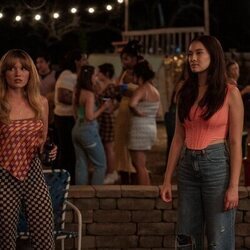 Lola Tung y Rain Spencer en la temporada 2 y el capítulo 01 de 'El verano en que me enamoré'