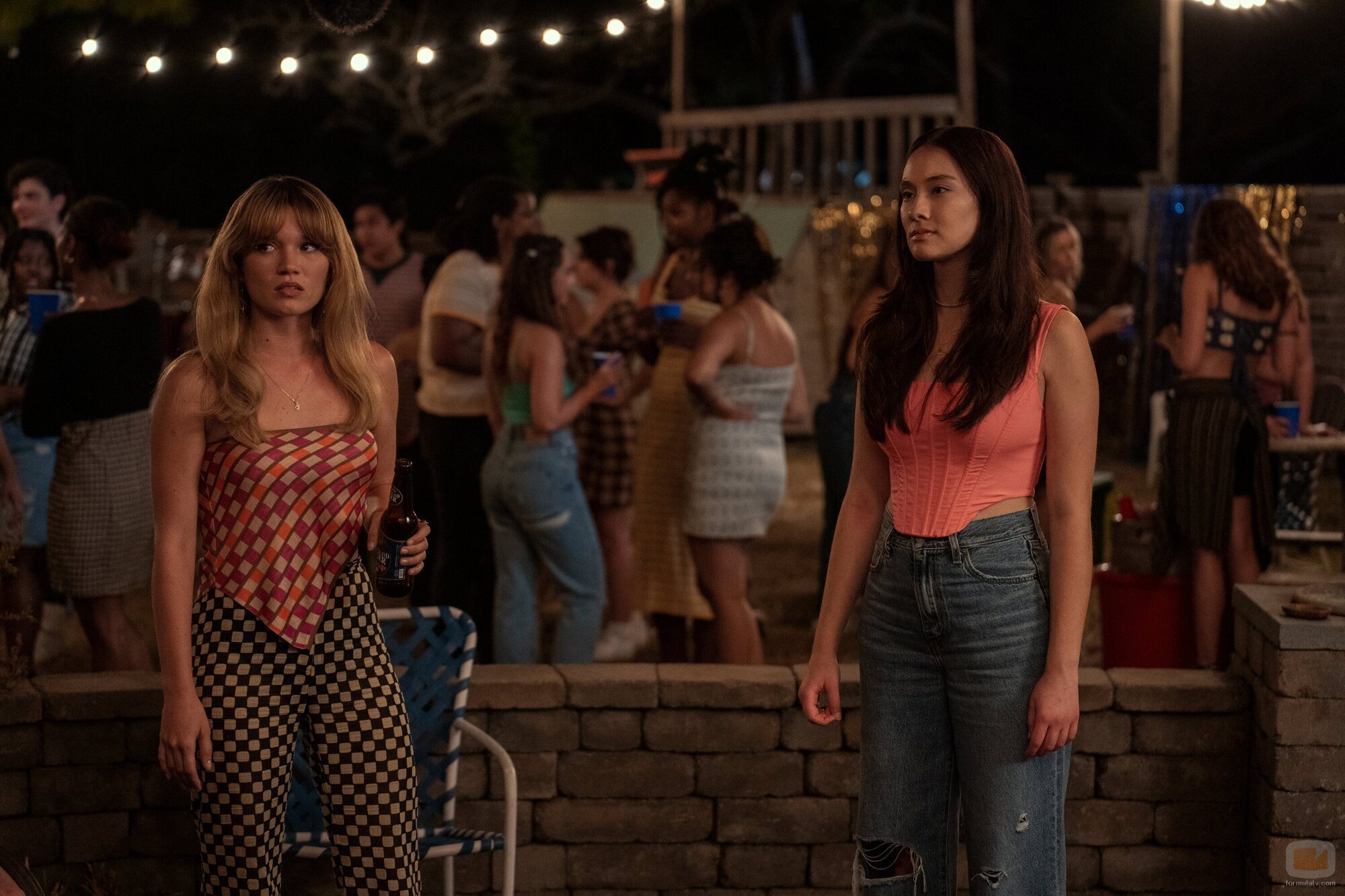 Lola Tung y Rain Spencer en la temporada 2 y el capítulo 01 de 'El verano en que me enamoré'