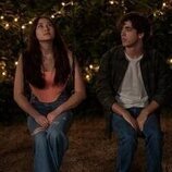 Escena de Lola Tung en 2x01 titulado 'Amor perdido' de 'El verano en que me enamoré'