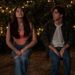 Escena de Lola Tung en 2x01 titulado 'Amor perdido' de 'El verano en que me enamoré'