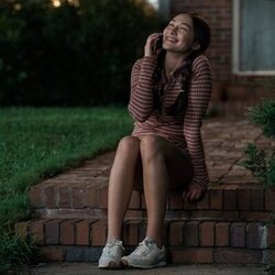 Lola Tung en el 2x01 de 'El verano en que me enamoré'