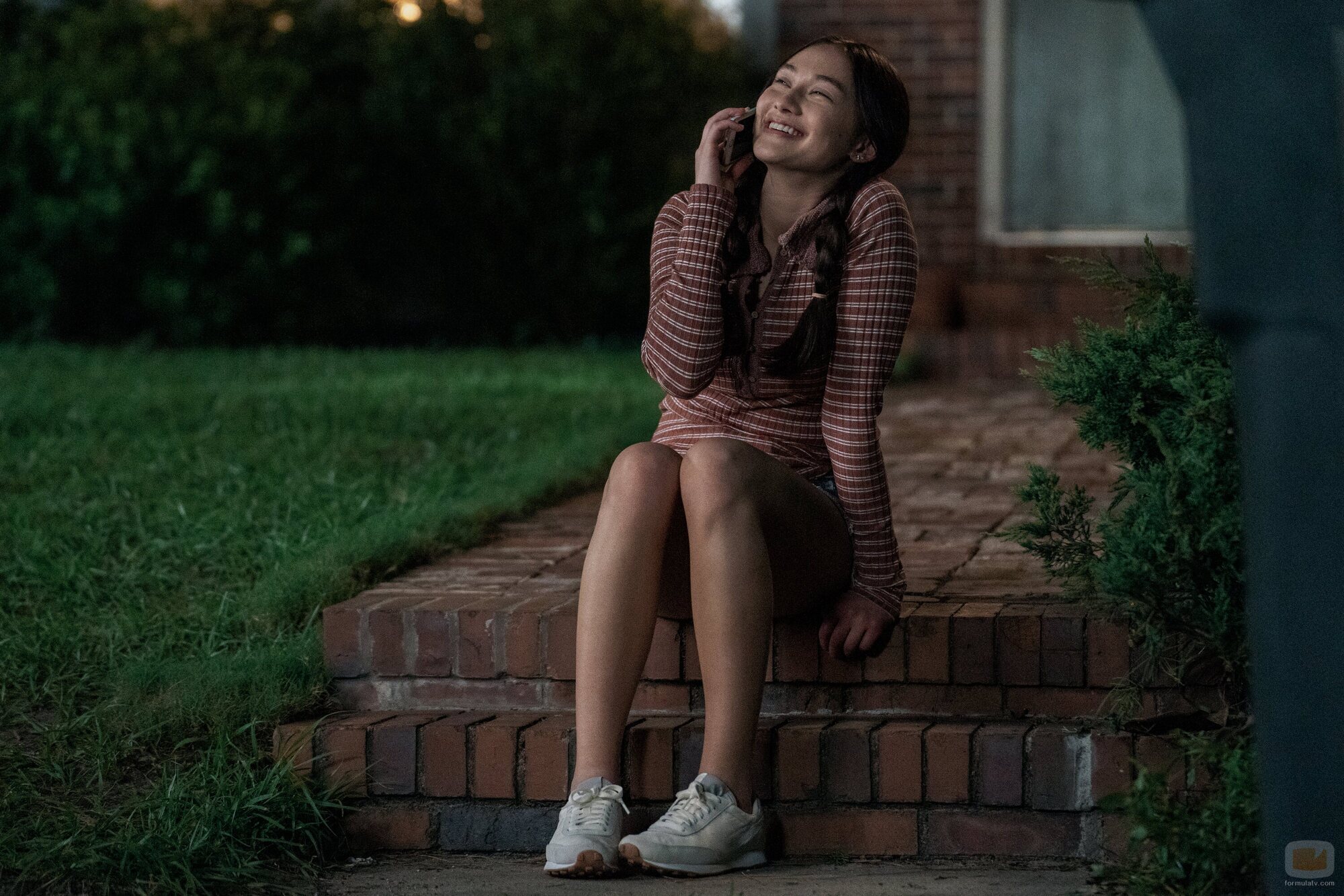 Lola Tung en el 2x01 de 'El verano en que me enamoré'