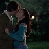 Escena de Lola Tung y Christopher Briney en Capítulo 1 titulado 'Amor perdido' de 'El verano en que me enamoré'