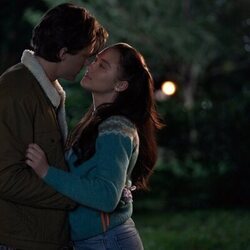 Escena de Lola Tung y Christopher Briney en Capítulo 1 titulado 'Amor perdido' de 'El verano en que me enamoré'