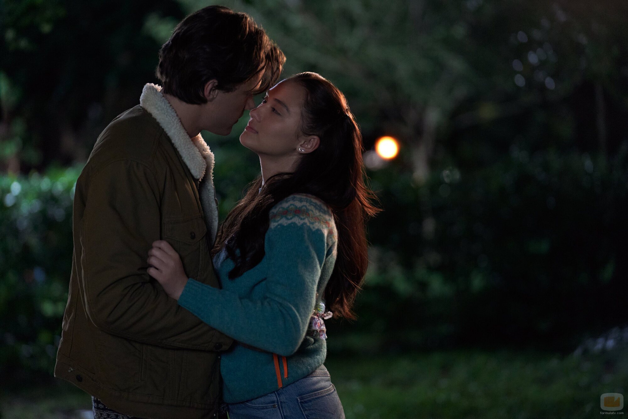 Escena de Lola Tung y Christopher Briney en Capítulo 1 titulado 'Amor perdido' de 'El verano en que me enamoré'