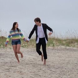 Lola Tung y Christopher Briney en 2x01 titulado 'Amor perdido' de 'El verano en que me enamoré'