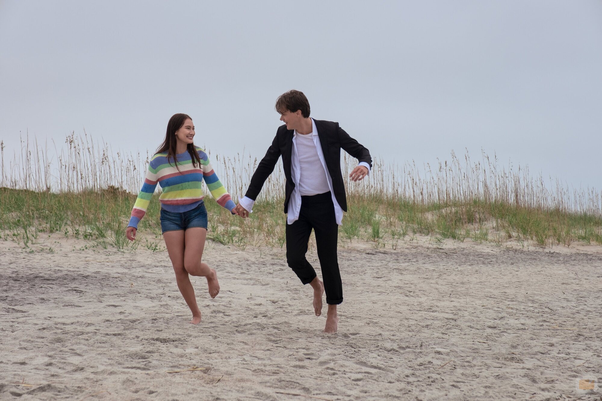 Lola Tung y Christopher Briney en 2x01 titulado 'Amor perdido' de 'El verano en que me enamoré'
