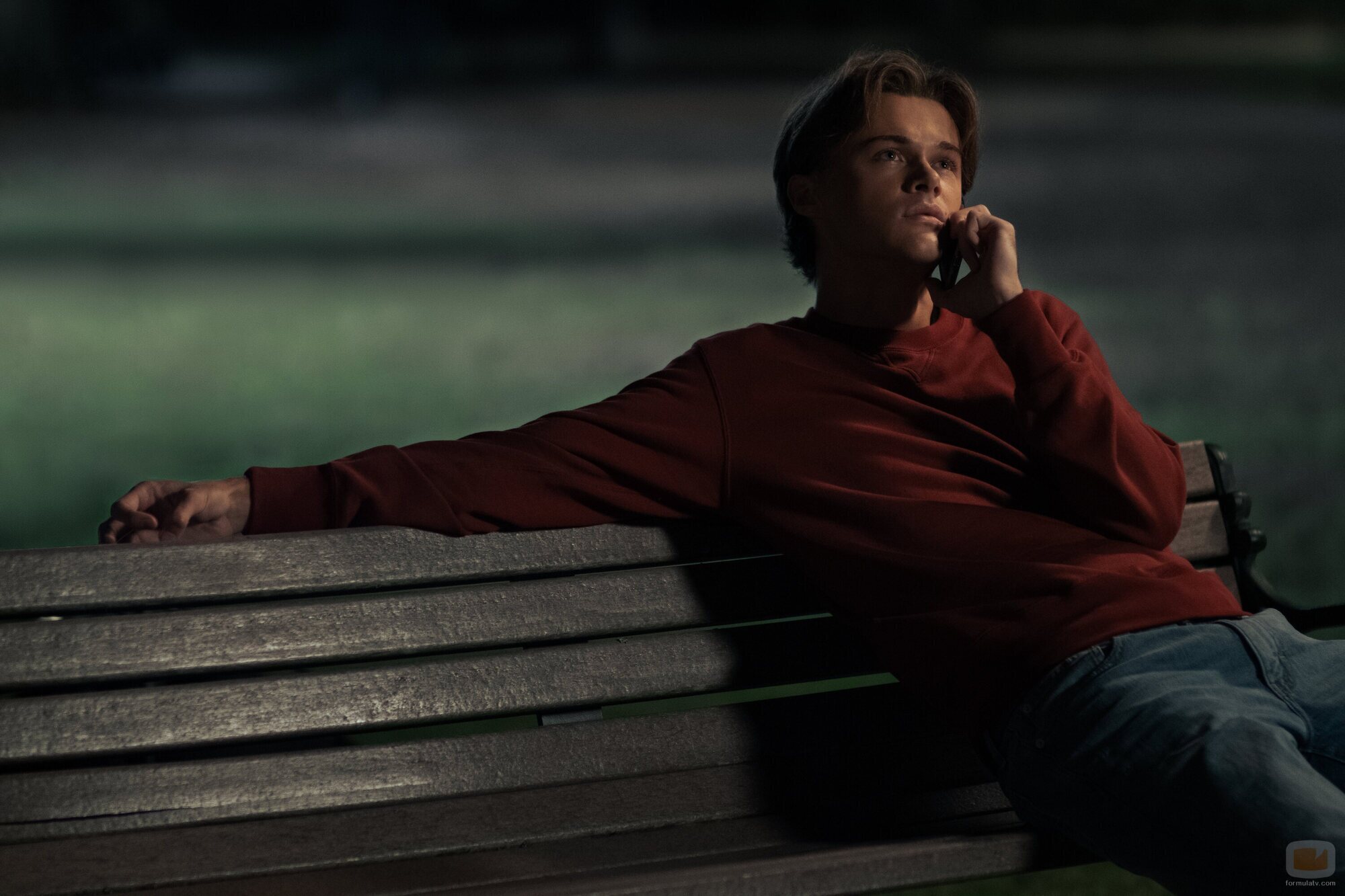 Christopher Briney en 2x01 'Amor perdido' de 'El verano en que me enamoré'