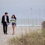 Still de Lola Tung y Christopher Briney en la temporada 2 y el capítulo 01 de 'El verano en que me enamoré'