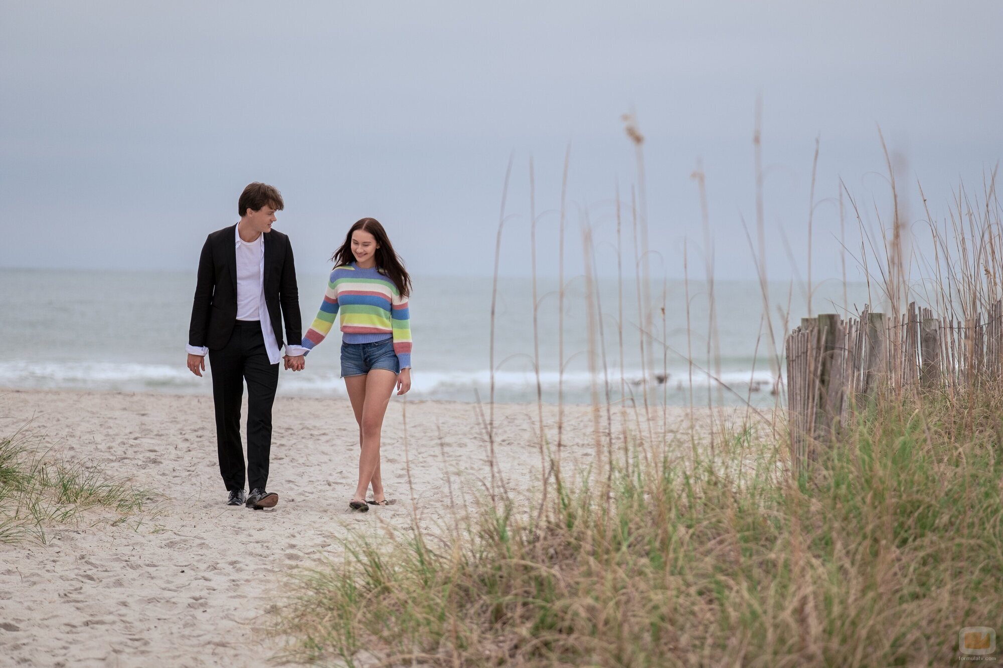Still de Lola Tung y Christopher Briney en la temporada 2 y el capítulo 01 de 'El verano en que me enamoré'