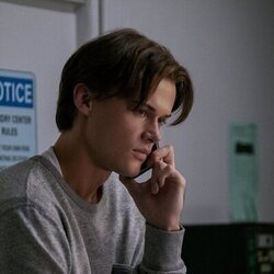 Christopher Briney en el 2x01 de 'The Summer I Turned Pretty'