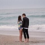 Imagen de Lola Tung y Christopher Briney en el 2x01 de 'El verano en que me enamoré'