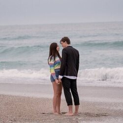 Imagen de Lola Tung y Christopher Briney en el 2x01 de 'El verano en que me enamoré'