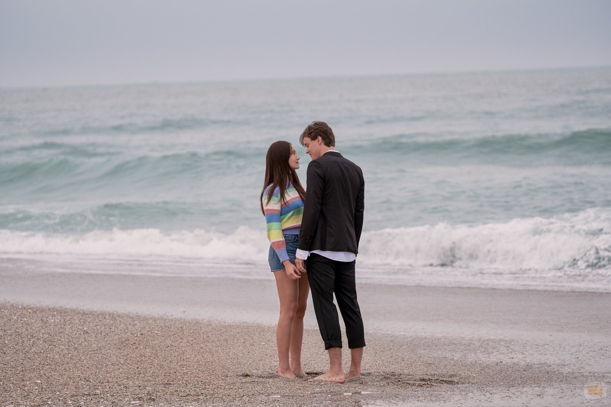 Imagen de Lola Tung y Christopher Briney en el 2x01 de 'El verano en que me enamoré'