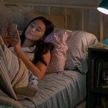 Escena de Lola Tung en el 2x01 de 'El verano en que me enamoré'