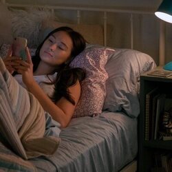 Escena de Lola Tung en el 2x01 de 'El verano en que me enamoré'