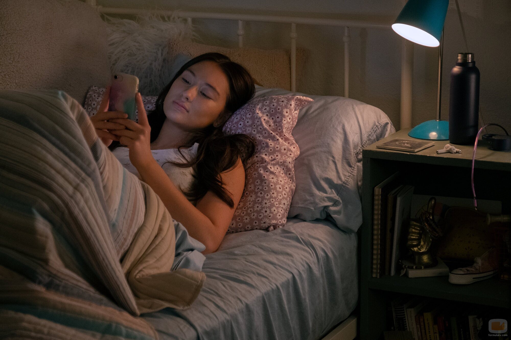 Escena de Lola Tung en el 2x01 de 'El verano en que me enamoré'