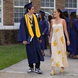 Lola Tung y Sean Kaufman en el 2x01 de 'El verano en que me enamoré'