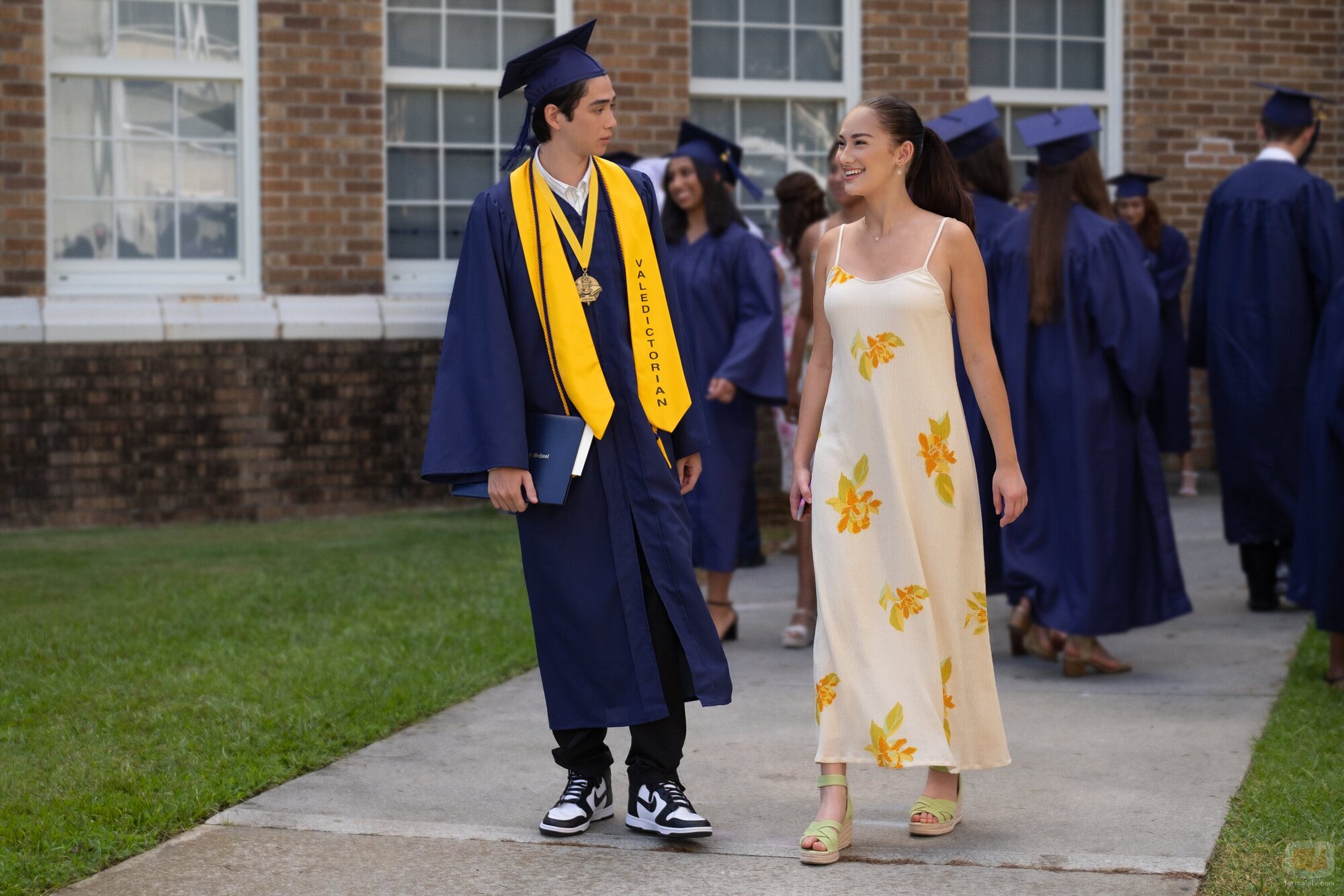 Lola Tung y Sean Kaufman en el 2x01 de 'El verano en que me enamoré'