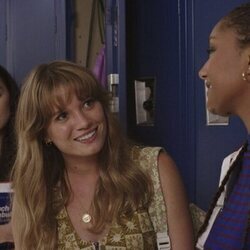 Lola Tung y Rain Spencer en 2x01 titulado 'Amor perdido' de 'El verano en que me enamoré'