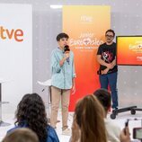 Gonzalo Pinillos, representante de España en Eurovisión Junior 2025, cantando
