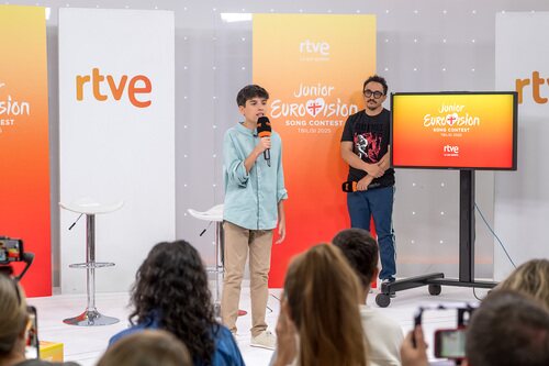 Gonzalo Pinillos, representante de España en Eurovisión Junior 2025, cantando