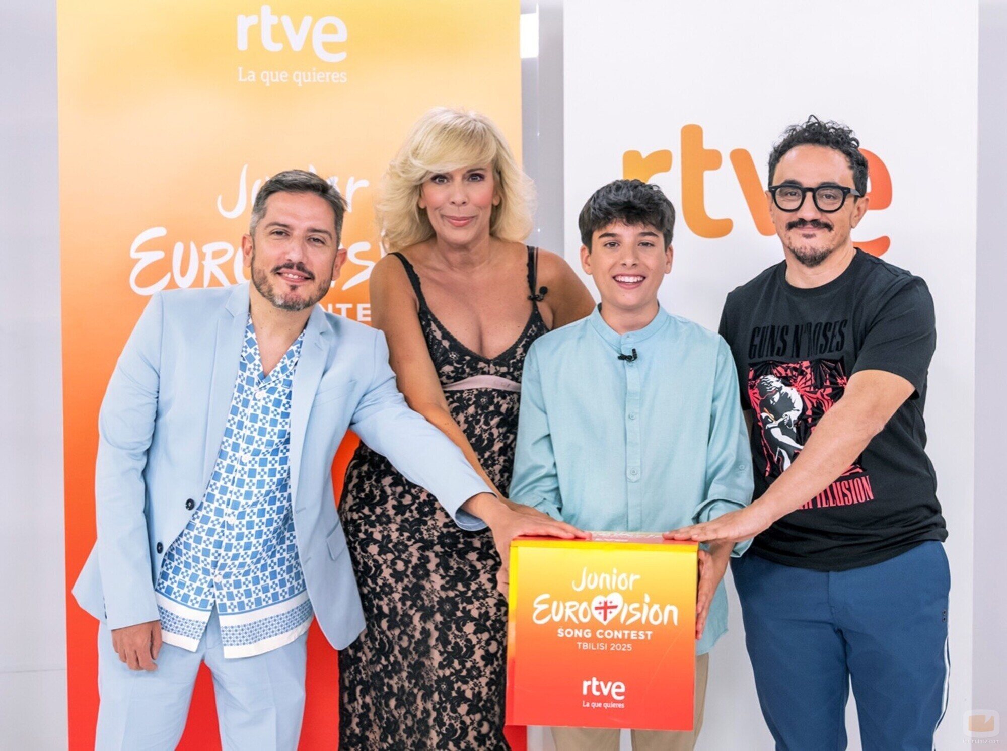 El equipo de RTVE junto a Gonzalo Pinillos, representante de España en Eurovisión Junior 2025