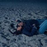 Lola Tung y Christopher Briney en 'Escena de amor' de 'The Summer I Turned Pretty'