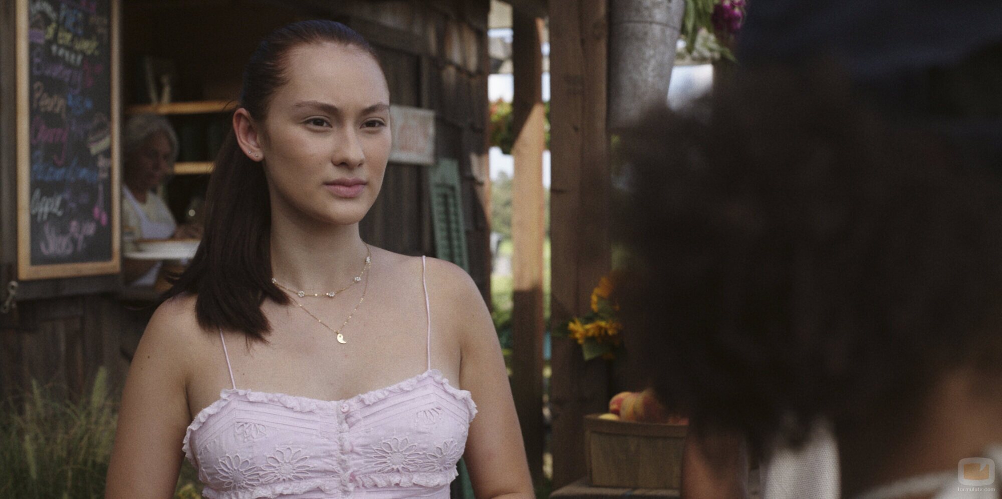Imagen de Lola Tung en 2x02 'Escena de amor' de 'El verano en que me enamoré'