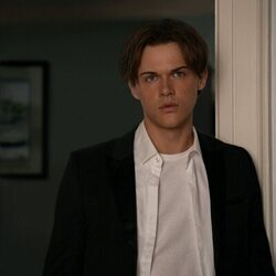 Escena de Christopher Briney en el 2x02 de 'El verano en que me enamoré'