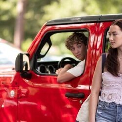 Lola Tung y Gavin Casalegno en Capítulo 2 titulado 'Escena de amor' de 'El verano en que me enamoré'