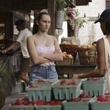 Escena de Lola Tung en 'Escena de amor' de 'El verano en que me enamoré'