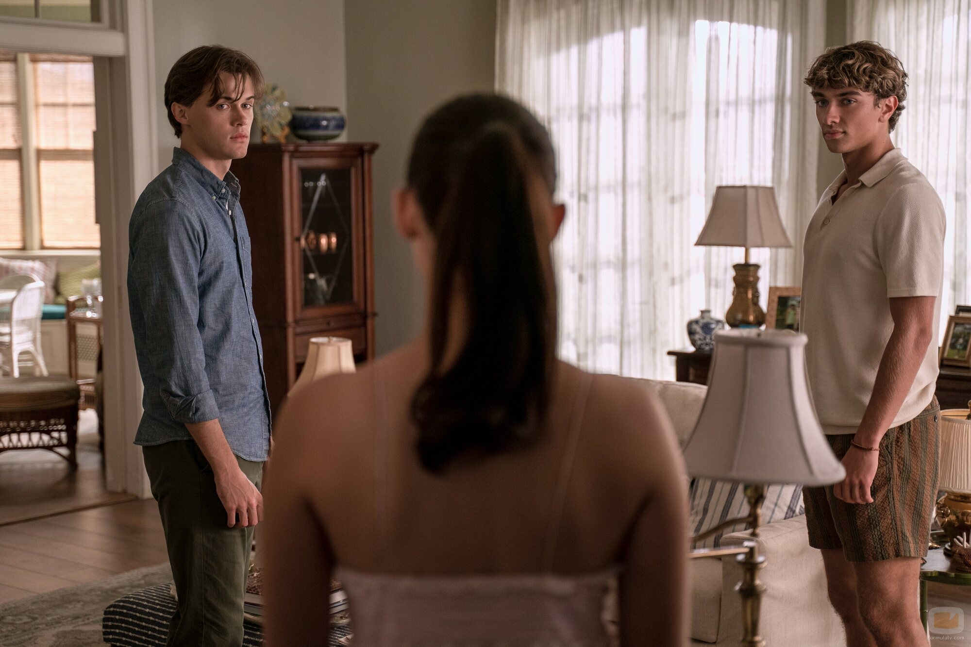 Christopher Briney y Gavin Casalegno en el 2x02 de 'El verano en que me enamoré'