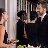 Colin Ferguson y Lola Tung en el 2x03 de 'El verano en que me enamoré'