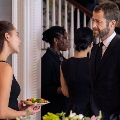 Colin Ferguson y Lola Tung en el 2x03 de 'El verano en que me enamoré'