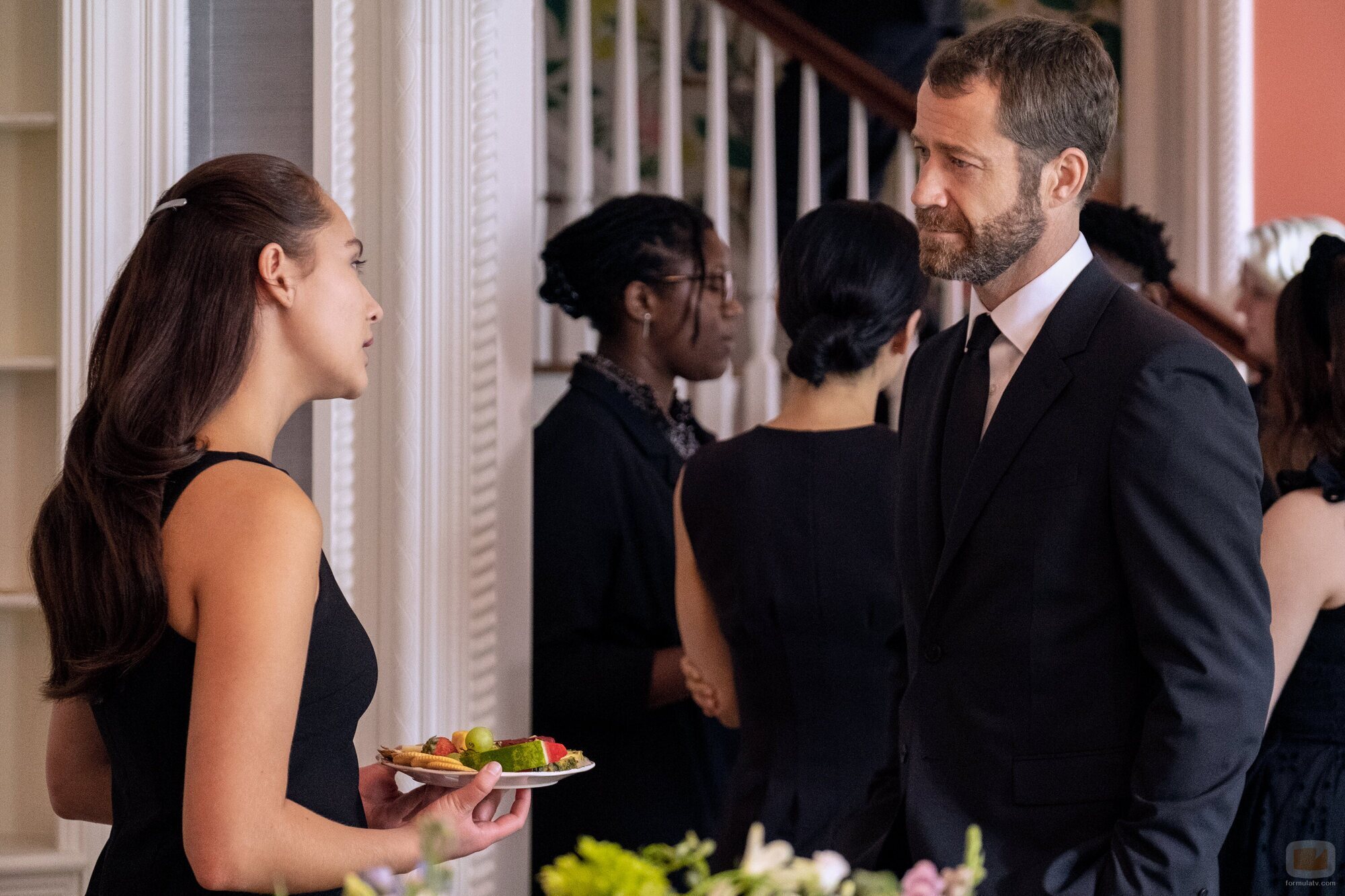 Colin Ferguson y Lola Tung en el 2x03 de 'El verano en que me enamoré'