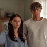 Lola Tung y Christopher Briney en 'Amor enfermo' de 'El verano en que me enamoré'