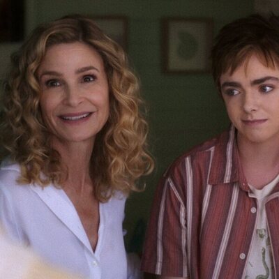 Kyra Sedgwick y Elsie Fisher en 2x03 titulado 'Amor enfermo' de 'El verano en que me enamoré'