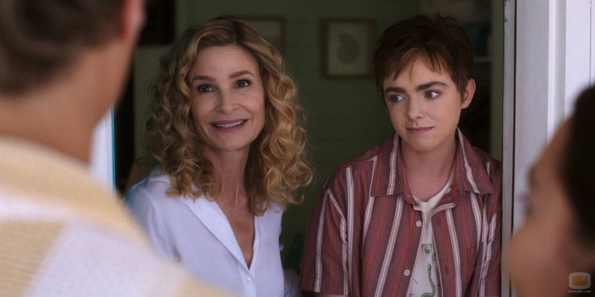 Kyra Sedgwick y Elsie Fisher en 2x03 titulado 'Amor enfermo' de 'El verano en que me enamoré'