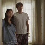 Escena de Lola Tung y Gavin Casalegno en Capítulo 3 titulado 'Amor enfermo' de 'El verano en que me enamoré'