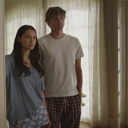 Escena de Lola Tung y Gavin Casalegno en Capítulo 3 titulado 'Amor enfermo' de 'El verano en que me enamoré'