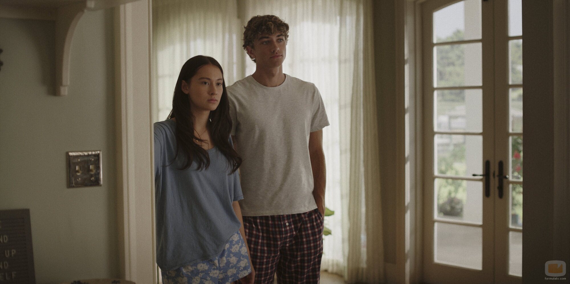 Escena de Lola Tung y Gavin Casalegno en Capítulo 3 titulado 'Amor enfermo' de 'El verano en que me enamoré'