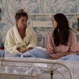 Lola Tung y Rain Spencer en la temporada 2 y el capítulo 04 de 'El verano en que me enamoré'